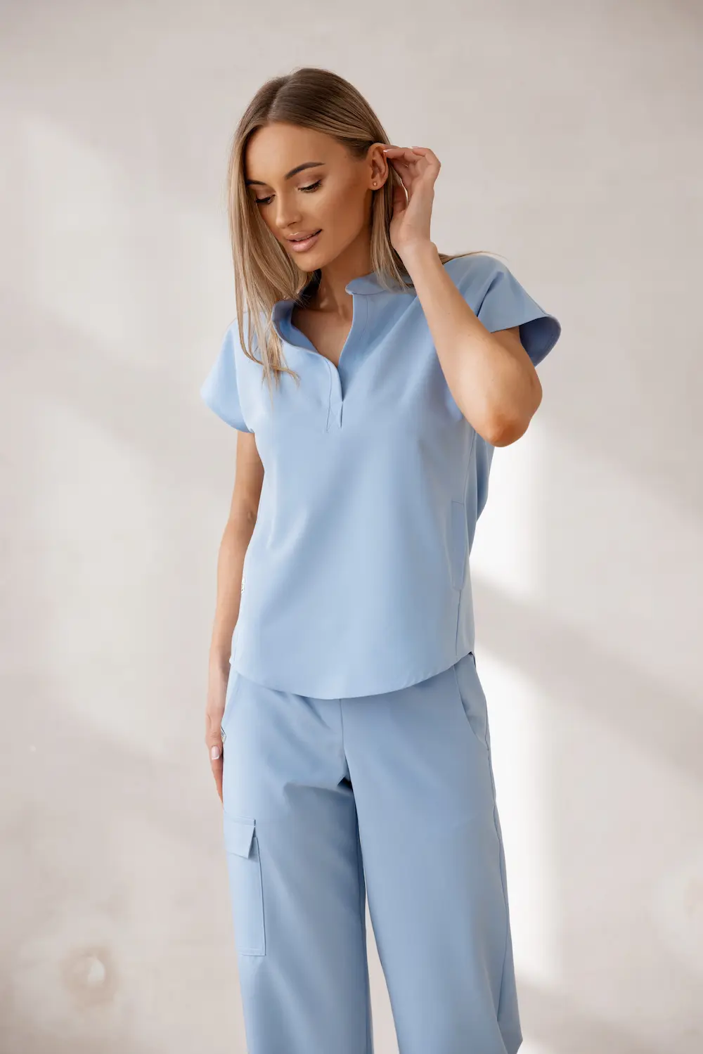 Elegancki_scrubs_medycyna_estetyczna_Veronica_Medina.webp