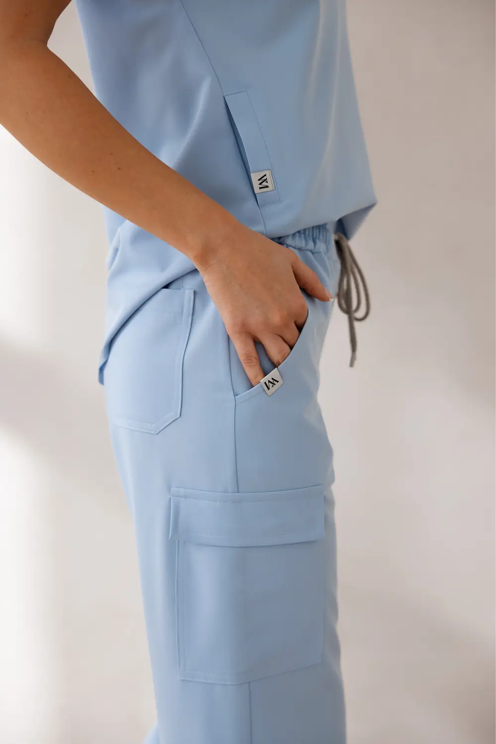 Spodnie_medyczne_z_szeroka_nogawka_Veronica_Medina.webp