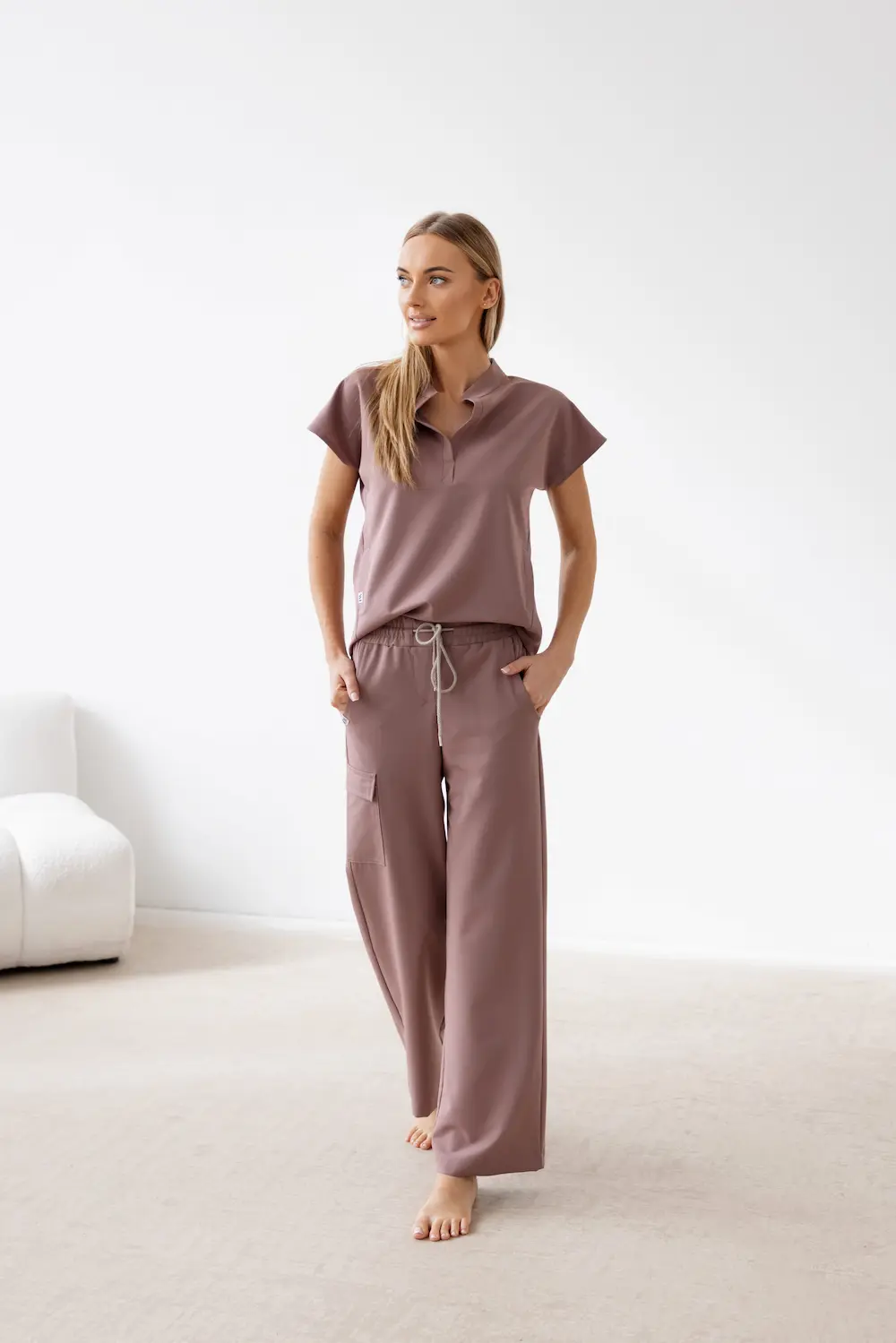 spodnie medyczne Dusty Rose kieszeń cargo detal ZOYA Veronica Medina