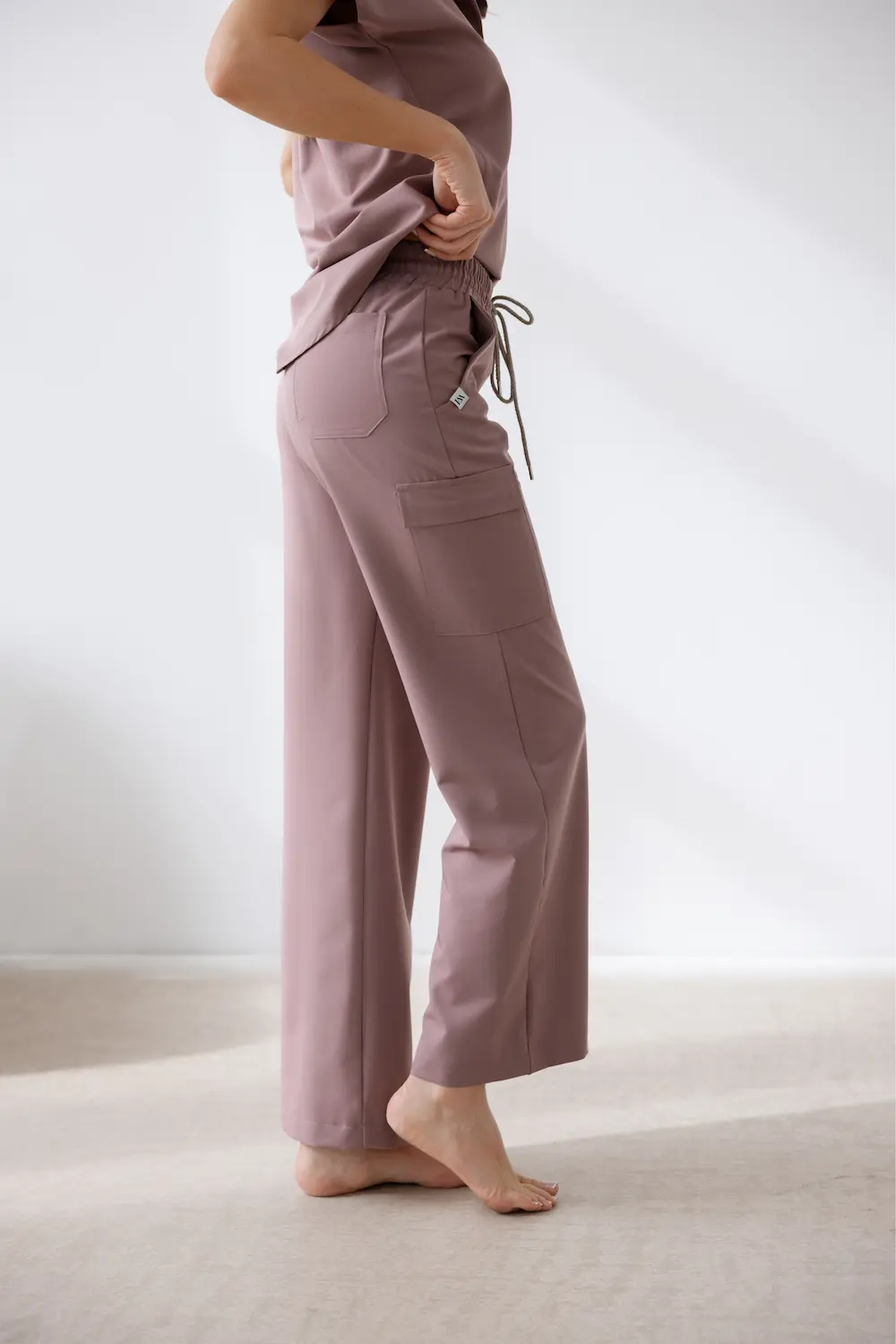 bluzka medyczna Dusty Rose dekolt detal ZOYA Veronica Medina